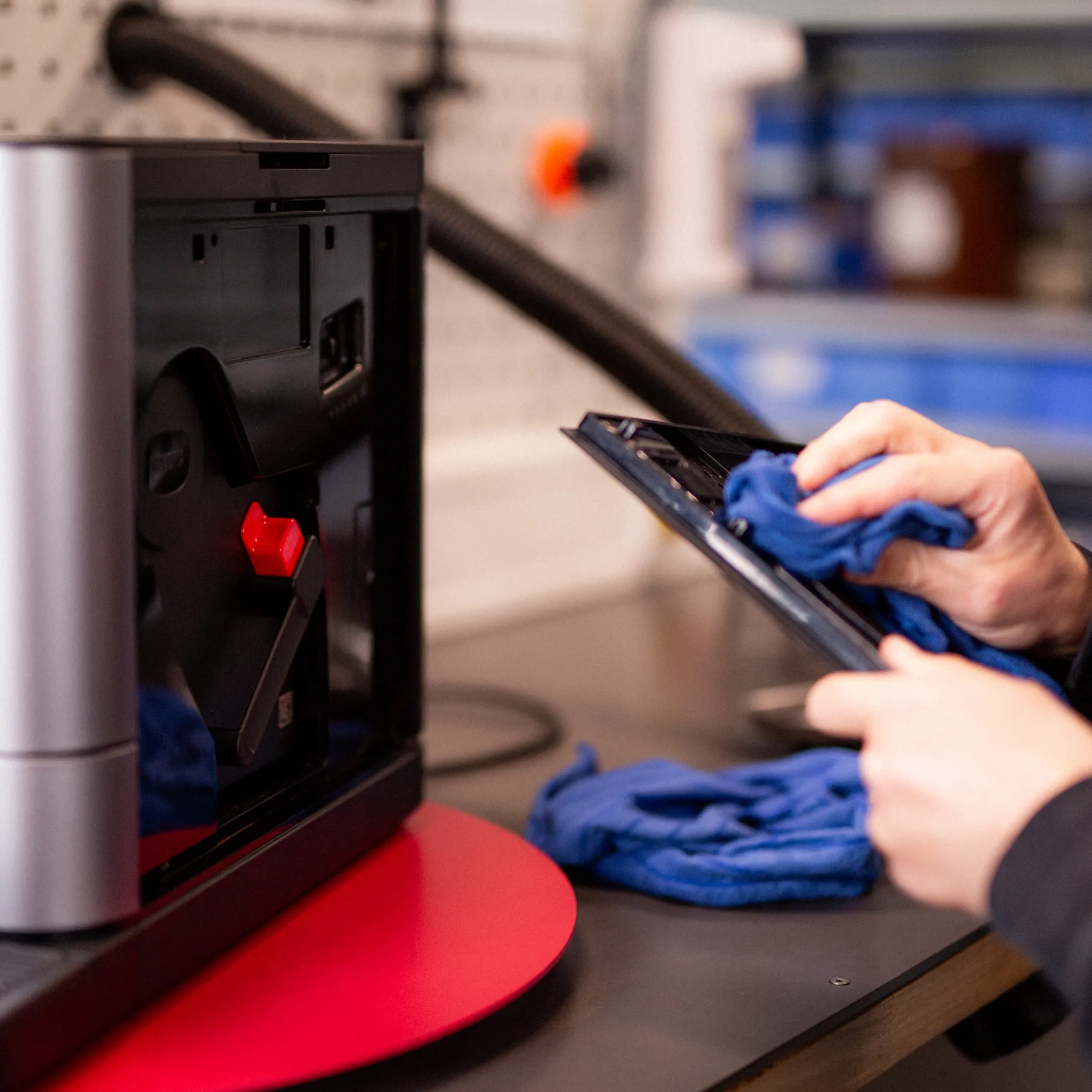 resource.brand.sustainability.gallery.repairability.imageAlt